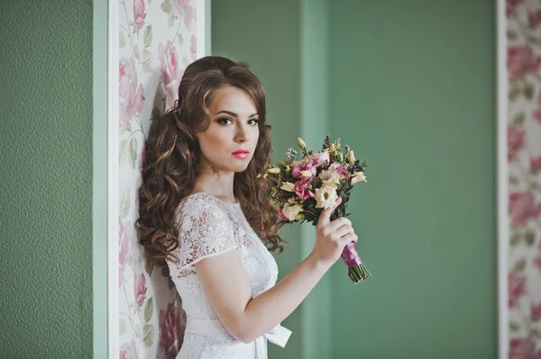 The girl with a bouquet indoors 2655. — Stock Photo, Image