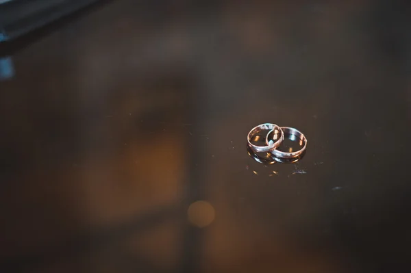 从玻璃和结婚戒指 2605年背景. — 图库照片