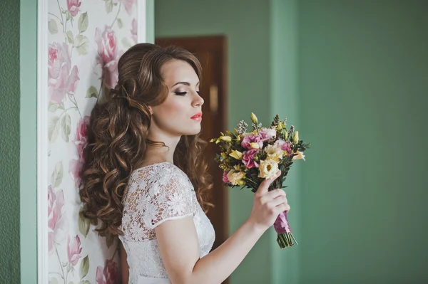 The girl with a bouquet indoors 2654. — Stock Photo, Image