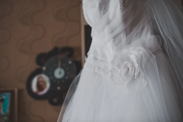 Abito da sposa bianco prima che sarà vestito dalla sposa 2760 . — Foto Stock