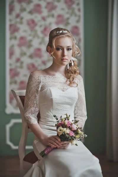 A menina bonita senta-se em uma cadeira 2724 . — Fotografia de Stock