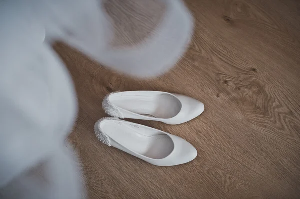 Sapatos brancos e vestido de noiva 2753 . — Fotografia de Stock