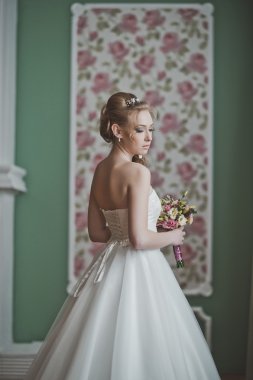 Model gelinlik 2745 tanıtır.