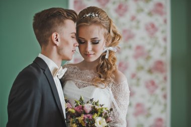 Genç adam ve kız 2718 konuşmak.