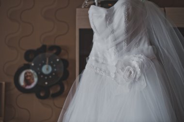 O gelin 2761 tarafından giymiş olacak önce beyaz gelinlik.