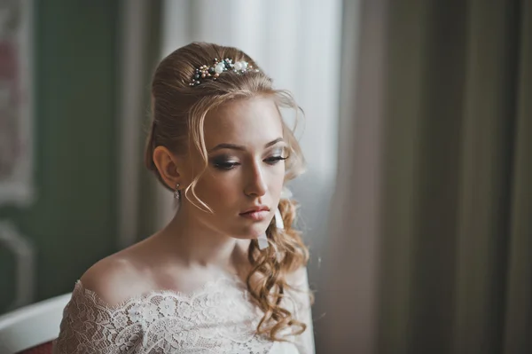 Grande retrato da menina em um vestido de noiva 2729 . — Fotografia de Stock