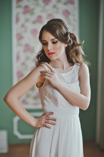 Grand portrait de la fille avec un bouquet 2698 . — Photo