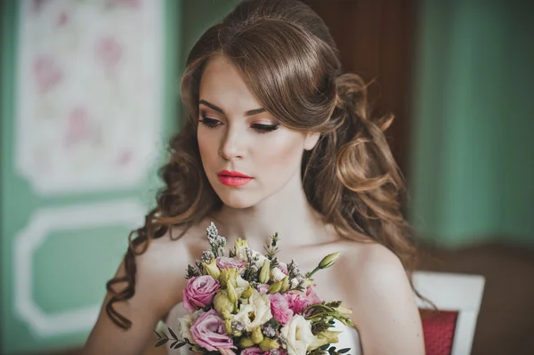 The girl in a dress with a bunch of flowers 2671. — Stock Photo, Image