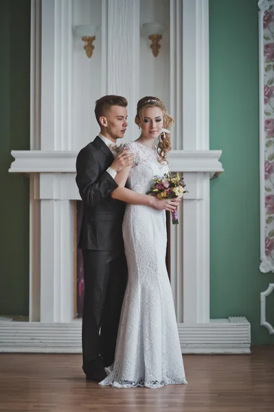 The groom embraces the bride for shoulders 2708. — Stock Photo, Image