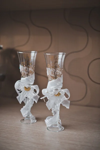 Glazen voor wijn die bestemd is voor de pas getrouwde paar 2766. — Stockfoto