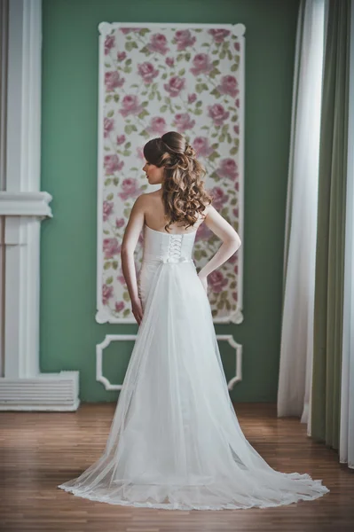 Дівчина у весільній сукні коштує спину до кімнати 2683 . — стокове фото