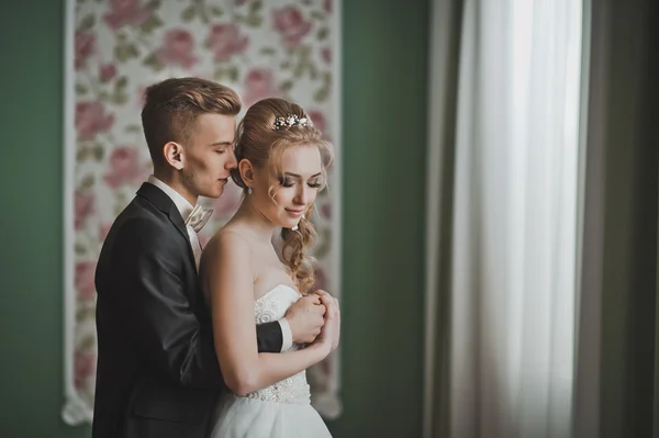 Newly-married couple looks at each other 2734. — Stock Photo, Image