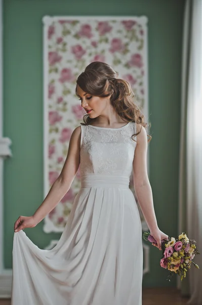 The young bride in a fine wedding dress 2693. — Stock Photo, Image