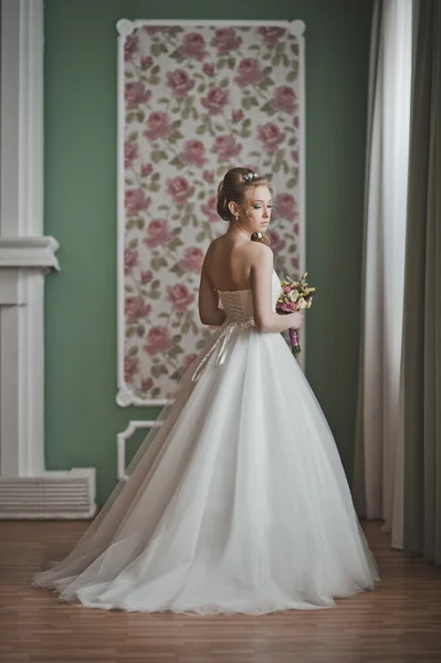The model advertises a wedding dress 2744. — Stock Photo, Image