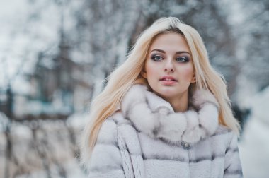 Kız beyaz kürk paltolu 2813.