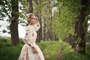 Bir patika 2824 ormanda yürüyüş.