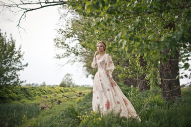 Bir patika 2825 ormanda yürüyüş.