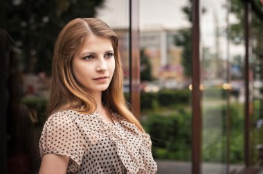 Bir cam duvar 2846 kıza.