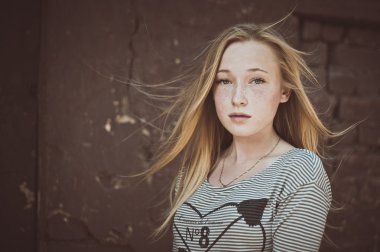 2874 çilli kız portresi.