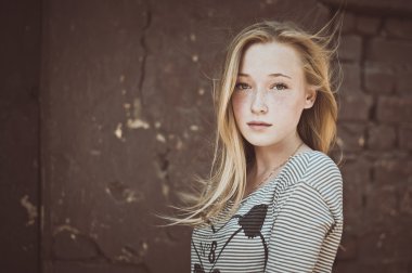 2875 çilli kız portresi.