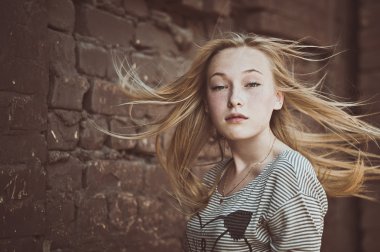 Bir tuğla duvar 2879 kıza portresi.