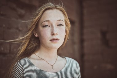 Bir duvar 2880 kıza.