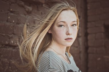 Bir duvar 2881 kıza.