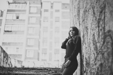 Kendine güvenen kız 2889 portresi.