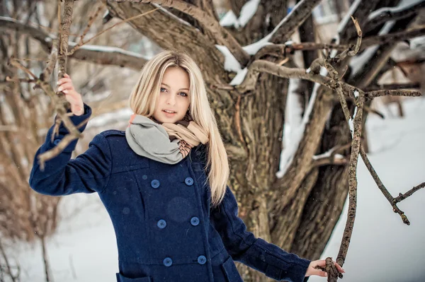 Dívka v kabátě o strom. — Stock fotografie