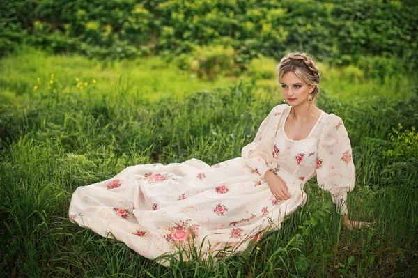 Dziewczyna siedzi na zielonej trawie 2826. — Zdjęcie stockowe