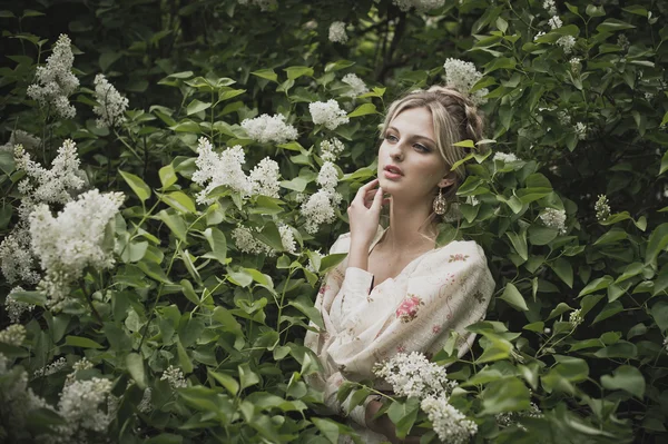 Retrato de la chica en los arbustos en flor 2839 . — Foto de Stock