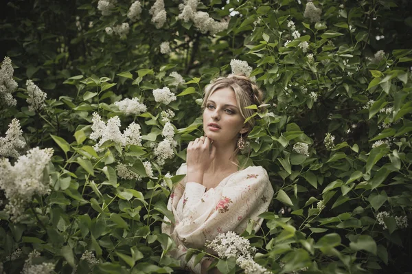 Retrato de la chica en los arbustos en flor 2838 . —  Fotos de Stock