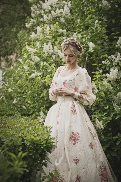 Portrait de la jeune fille dans les buissons en fleurs 2844 . — Photo