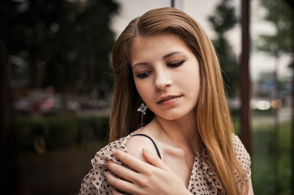 La ragazza a una parete di vetro 2847 . — Foto Stock