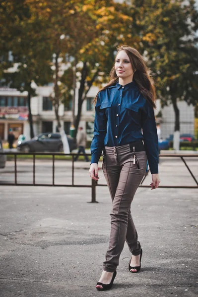 Kız 2884 işe gider.