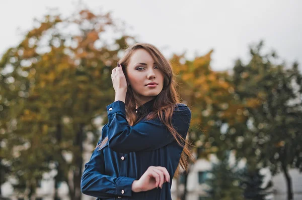 Portrait de la fille en chemise bleu foncé 2886 . — Photo