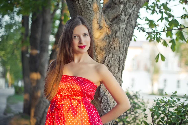 Parlak kırmızı ruj 2895 kızla.