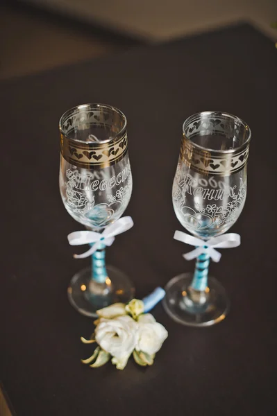 Gläser mit Ornamenten auf einem Tisch 2906. — Stockfoto