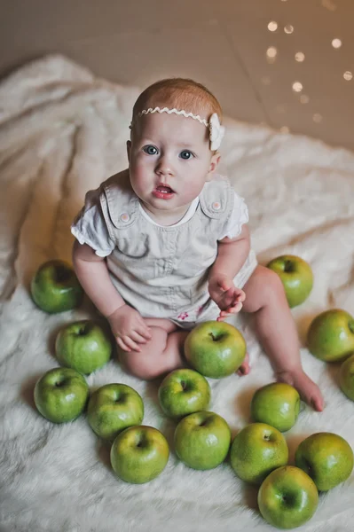 The child plays with apples 2925. — Stockfoto