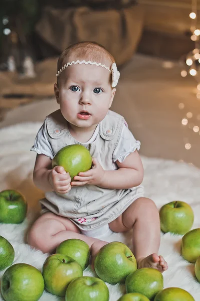 The girl in green apples 2928. — Stockfoto