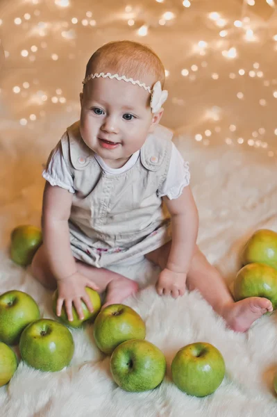 La niña se arrastra en el suelo 2929 . — Foto de Stock