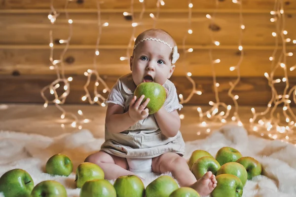 El niño juega con manzanas 2931 . — Foto de Stock