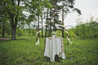 Çubuklar ve küçük tablo açık havada 3096 kemer.