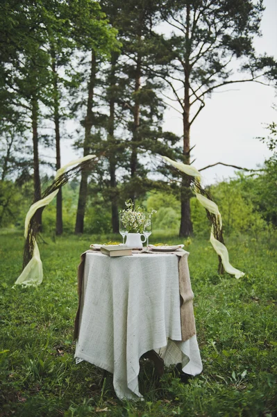 Schöner kleiner Tisch im Freien 3095. — Stockfoto