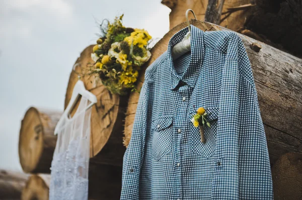 Vêtements placés sur des grumes dans le bois 3084 . — Photo