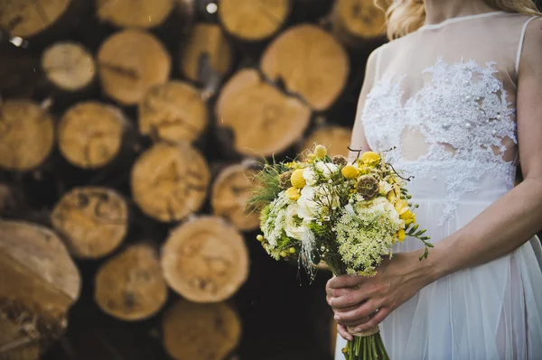 La ragazza ha il controllo su un bouquet 3085 . — Foto Stock