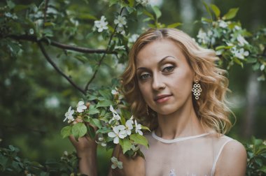 Çiçek açması ağaçları 3137 arasında elbiseli güzel kız.