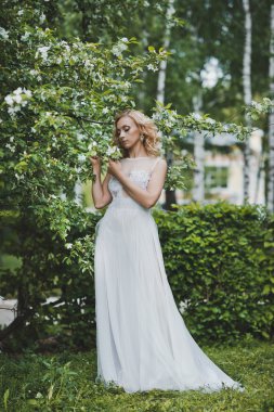 3134 beyaz elbiseli kız.