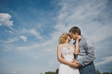 Kız ve adam gökyüzüne 3149 karşı öpücük.