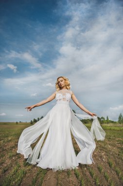 3151 alanındaki beyaz elbiseli kız.